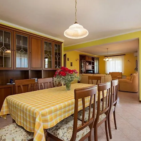 House Parenzana بيت للعطل *