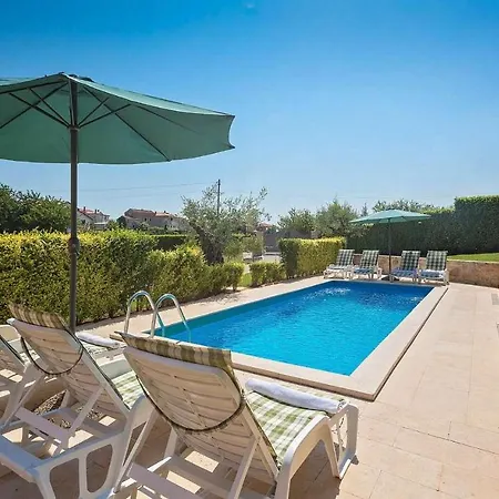بيت للعطل House Parenzana