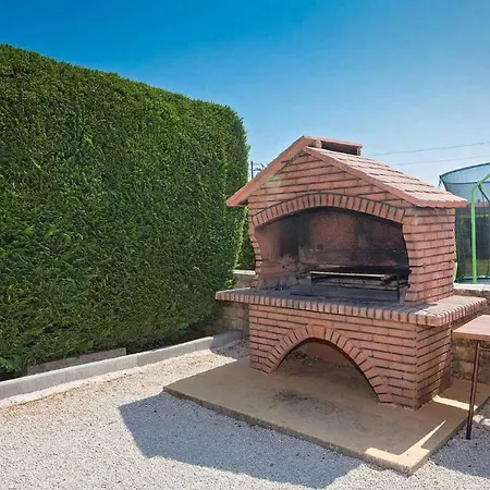 بيت للعطل House Parenzana
